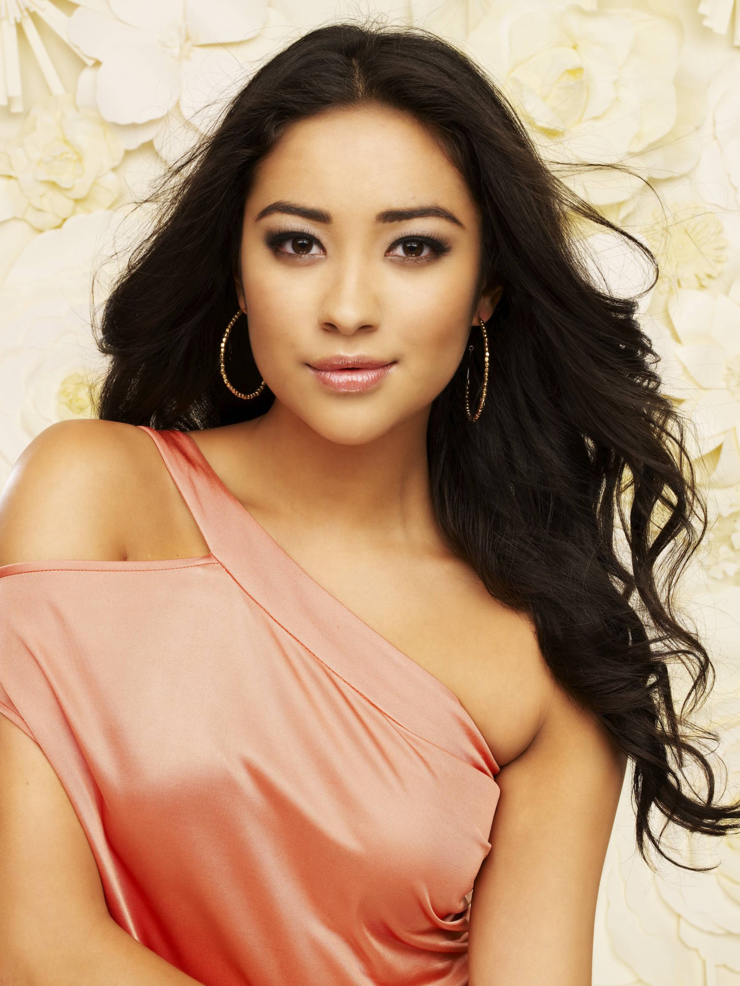 Picture Of Shay Mitchell In Pretty Little Liars Season 1 Shay Mitchell 1337814763 Teen