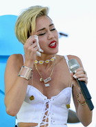Miley Cyrus : miley-cyrus-1387814498.jpg