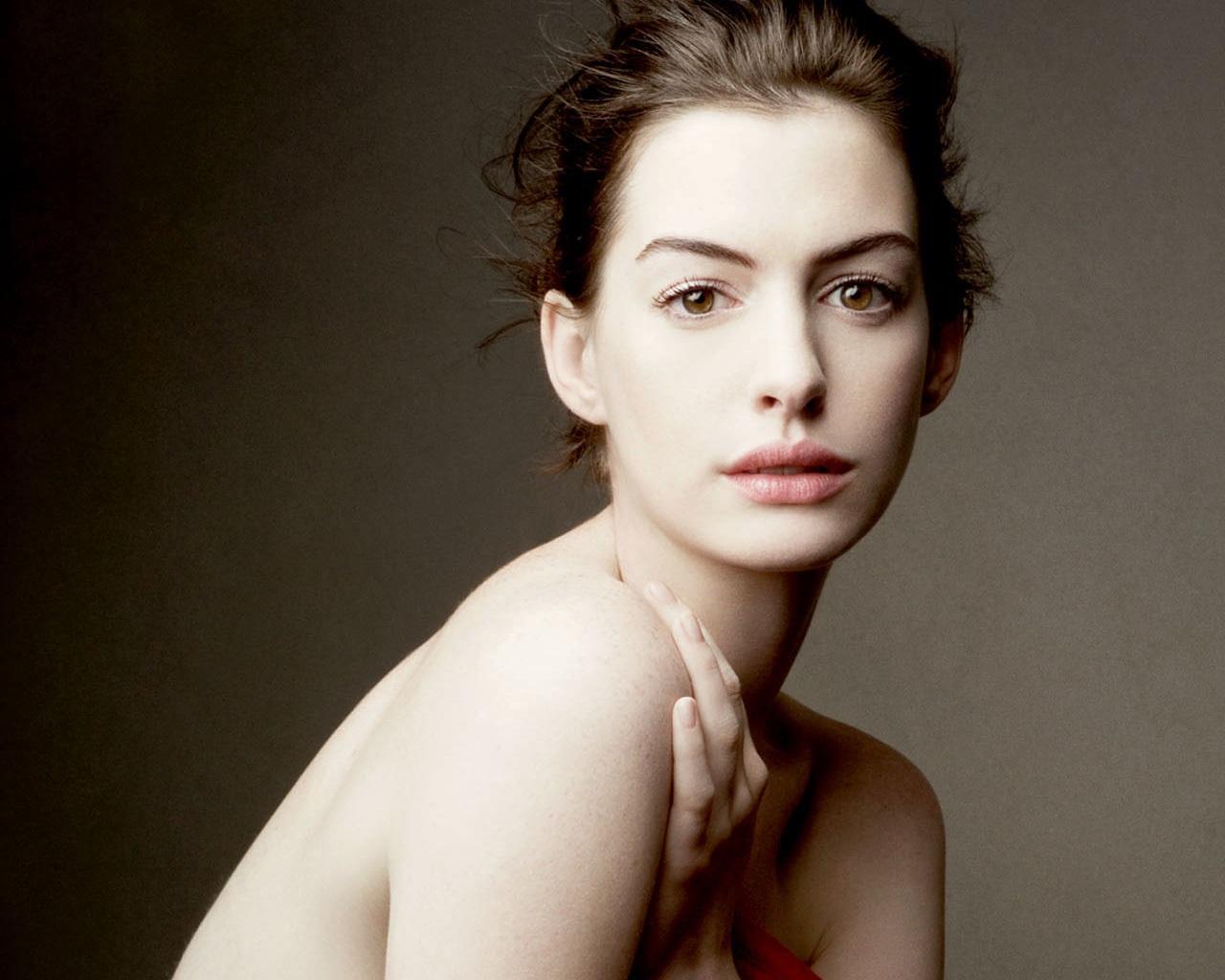 General photo of Anne Hathaway