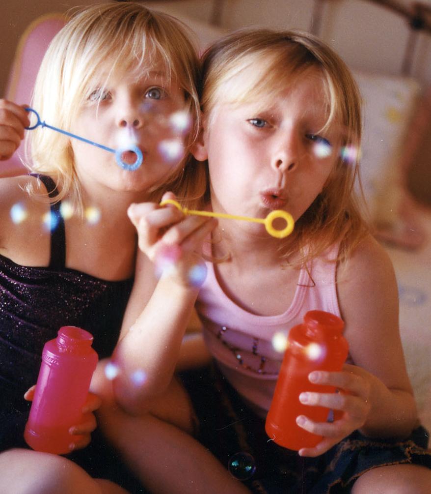 Bubbles and sisters. Девушка с мыльными пузырями. Детские blow. Bubbles and sisters [Bubbles and sisters]. Blow Bubbles.