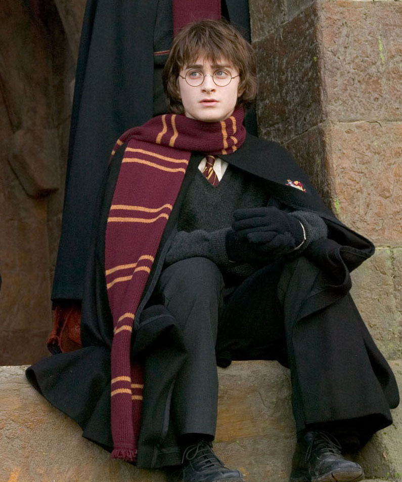 Гарри поттер в шарфе гриффиндора