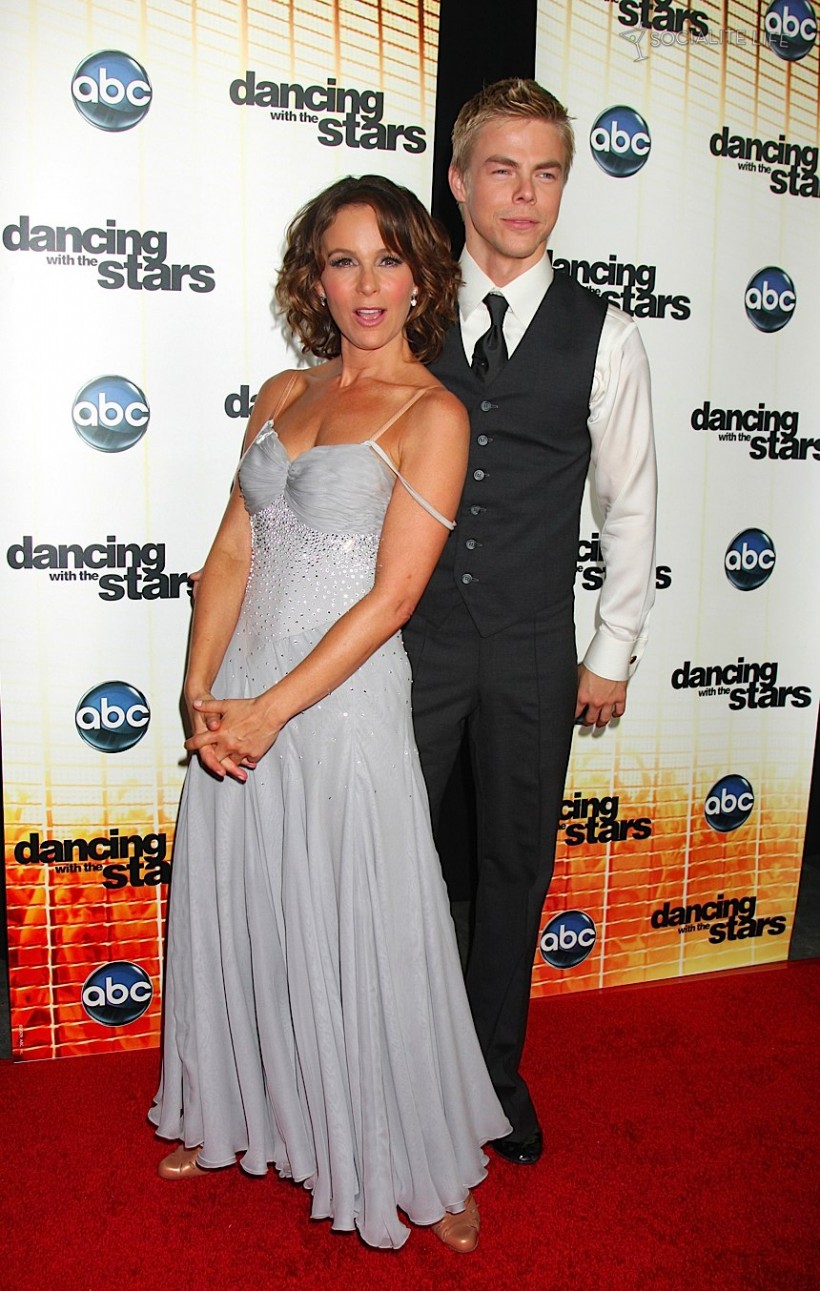 Did derek hough date jennifer grey?