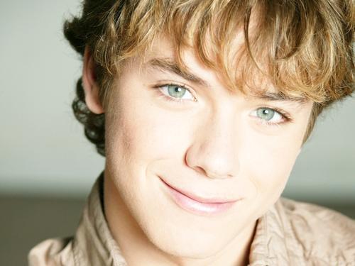 General photo of Jeremy Sumpter