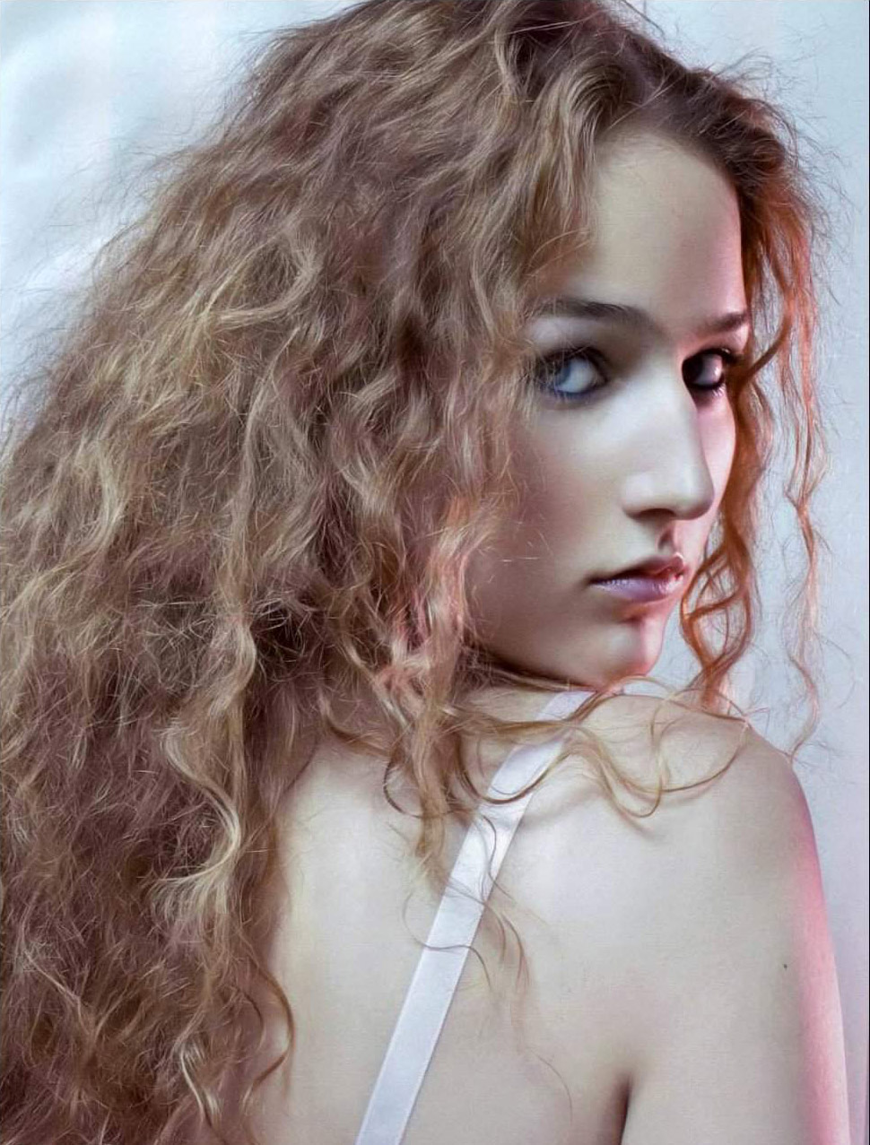 General photo of Leelee Sobieski