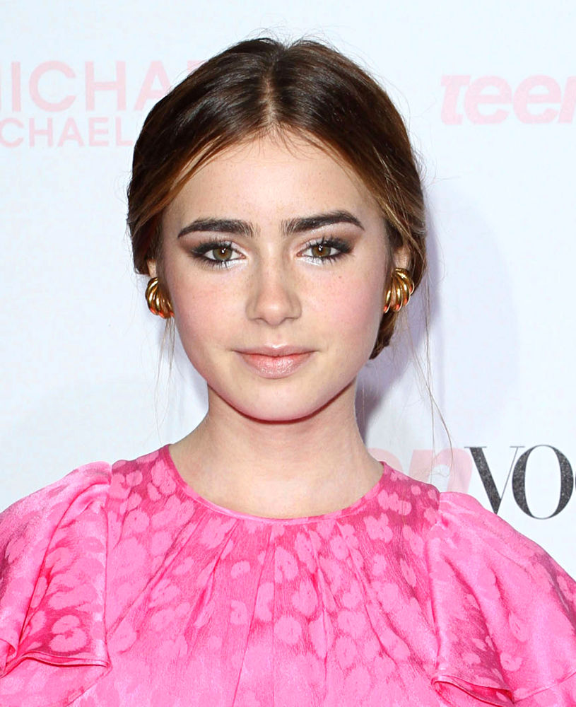 Лилли коллинз. Лили Коллинз анфас. Лили Коллинз 2021. Lily Collins 2021. Лили Коллинз глаза.