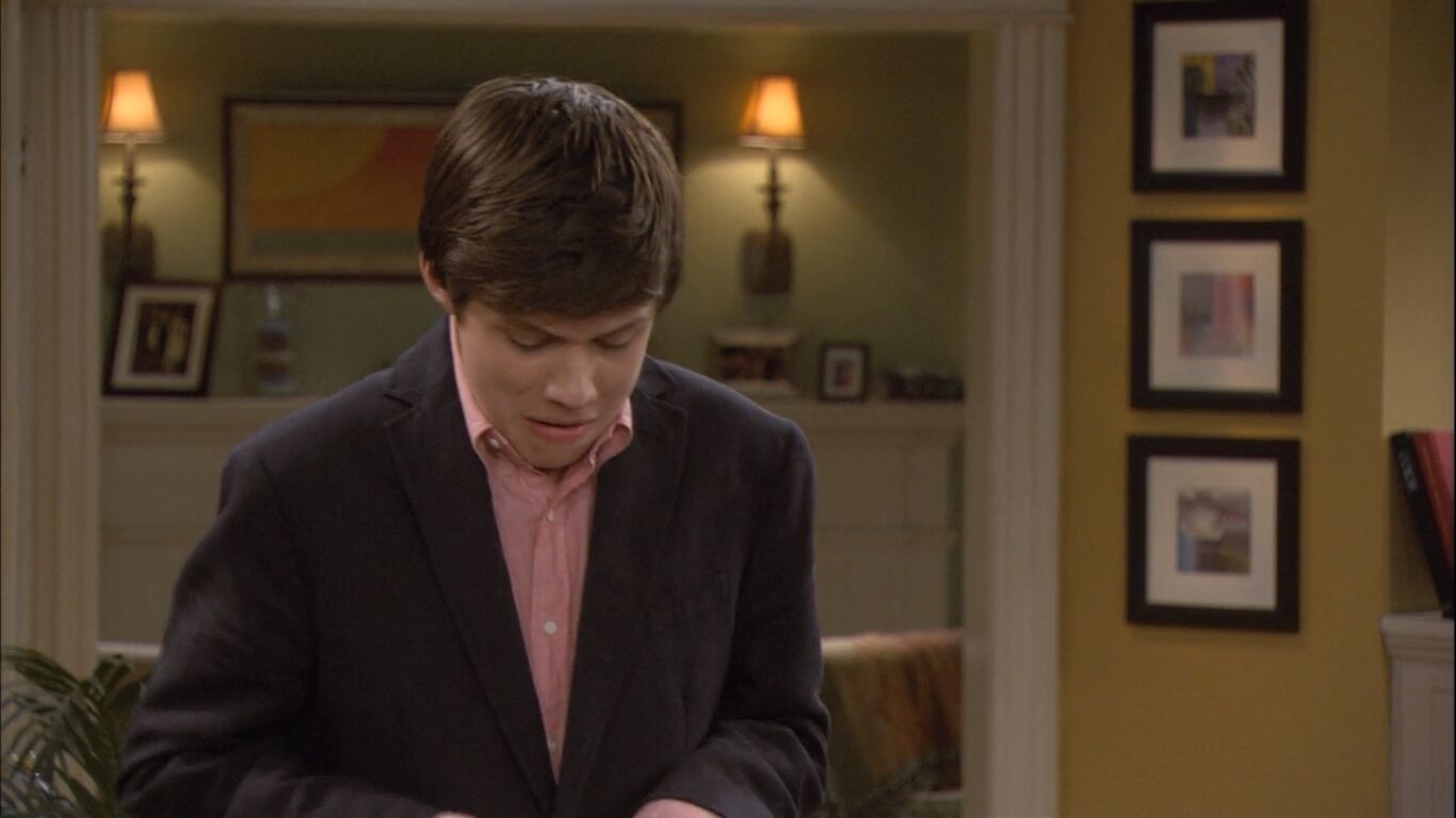 Nick Robinson in Melissa & Joey, episode: Going the Distance?