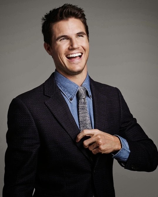 General photo of Robbie Amell