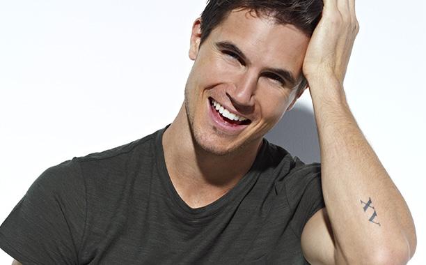 General photo of Robbie Amell