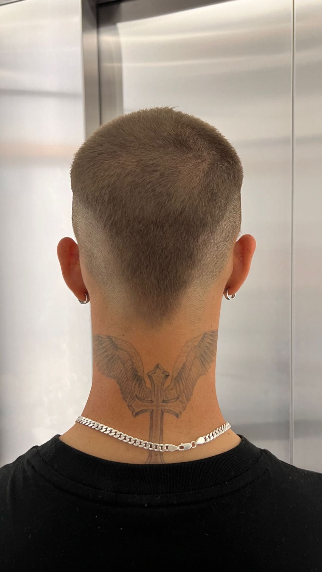 Hier zeigt Romeo Beckham (17) sein allererstes Tattoo!