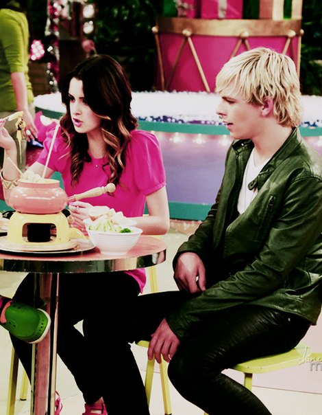 Ross Lynch in Austin & Ally