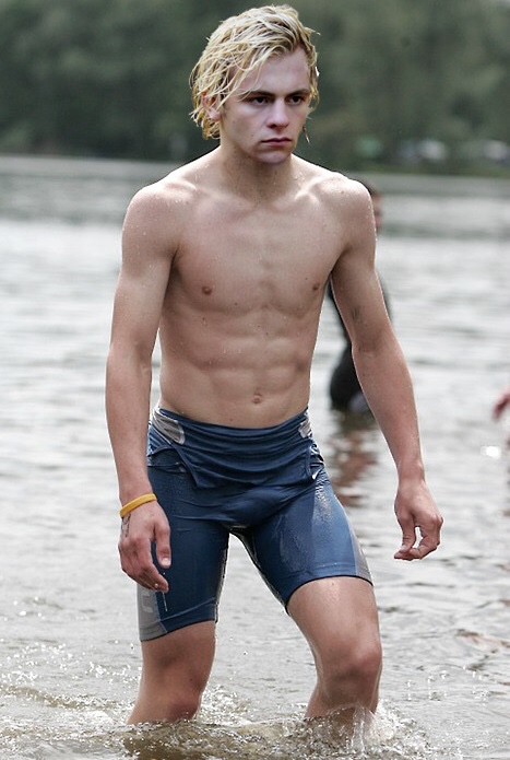 ross lynch bulge