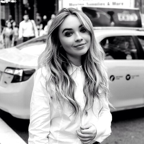 General photo of Sabrina Carpenter