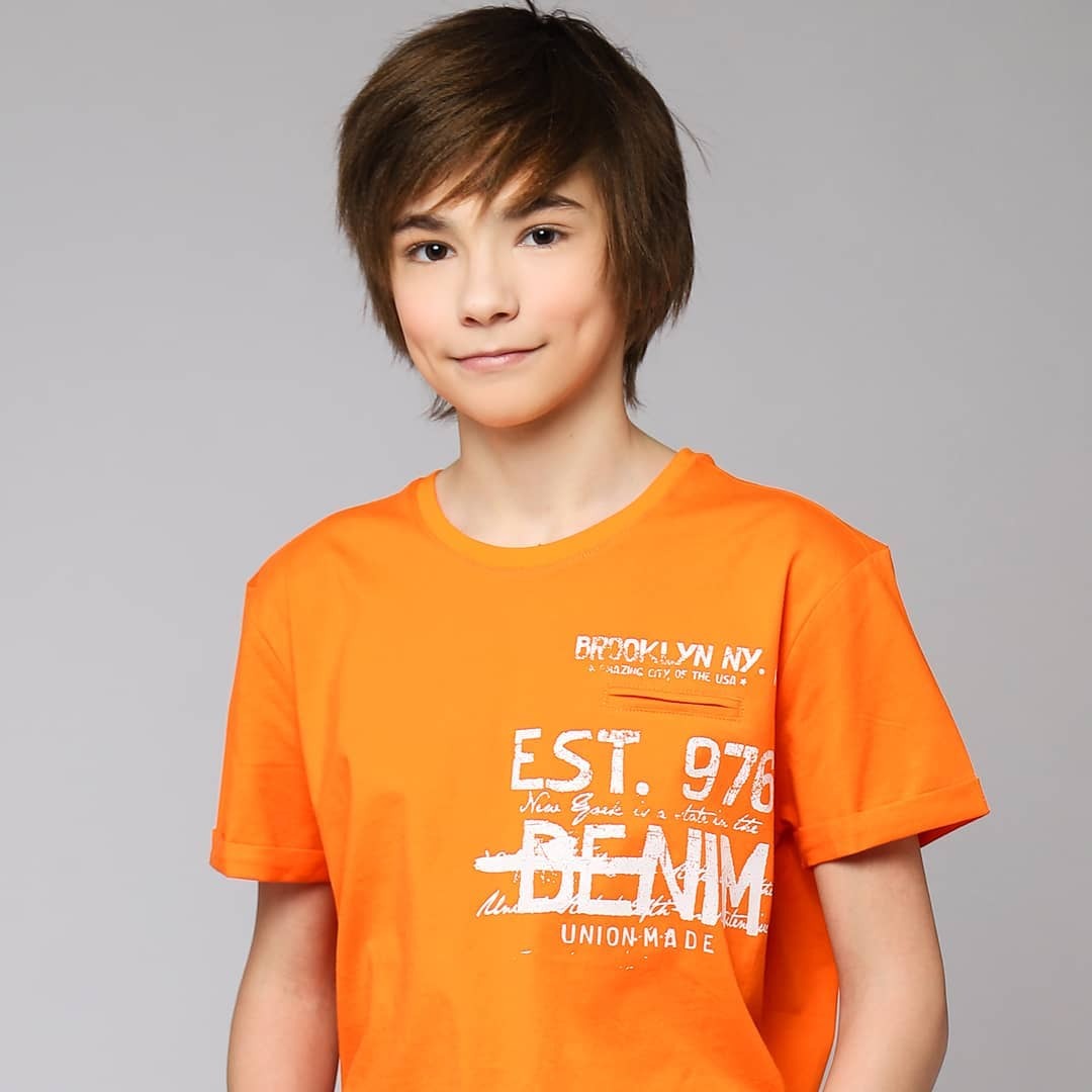 Мальчик в оранжевой футболке