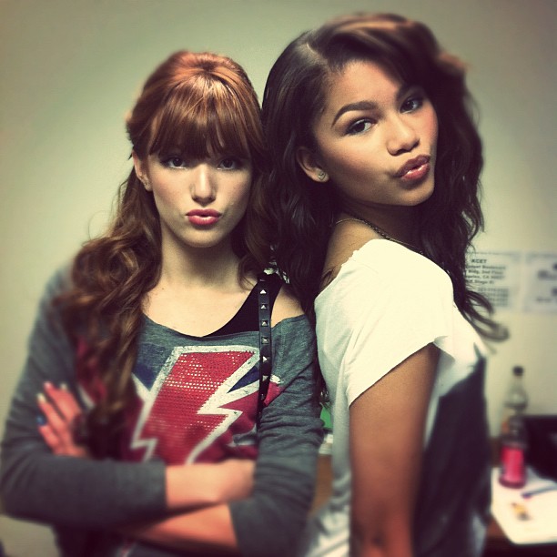 These girls. Bella Thorne and Zendaya. Зендая Колеман Заклятые друзья. Зендая и Белла 2021. Голая зендая и Белла Торн.