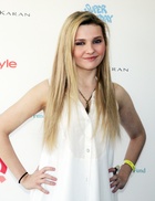 Abigail Breslin : abigail-breslin-1318270389.jpg