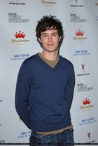 Adam Brody : TI4U_u1141316304.jpg