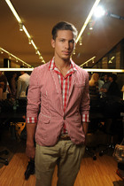 Adam Senn : adam-senn-1337630703.jpg