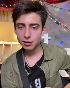 Aidan Gallagher : aidan-gallagher-1634431420.jpg