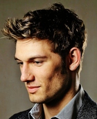 Alex Pettyfer : alex-pettyfer-1356041937.jpg