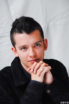 Asa Butterfield : asa-butterfield-1534577401.jpg