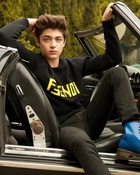 Asher Angel : asher-angel-1637186677.jpg