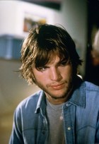 Ashton Kutcher : TI4U_u1136665373.jpg