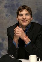 Ashton Kutcher : TI4U_u1147240405.jpg