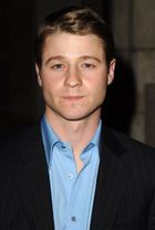 Benjamin McKenzie : TI4U_u1142963535.jpg