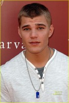 Chris Zylka : chriszylka_1300903788.jpg