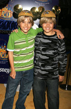 Cole & Dylan Sprouse : TI4U_u1140064566.jpg