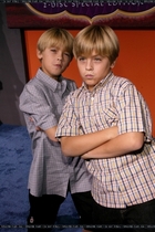 Cole & Dylan Sprouse : TI4U_u1140846875.jpg