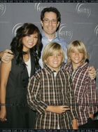 Cole & Dylan Sprouse : TI4U_u1202746142.jpg