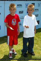 Cole & Dylan Sprouse : TI4U_u1214852461.jpg