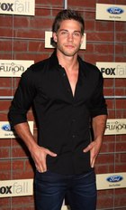 Dean Geyer : dean-geyer-1387814554.jpg