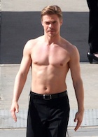 Derek Hough : derek-hough-1436391250.jpg