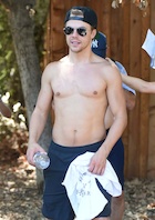 Derek Hough : derek-hough-1474326021.jpg