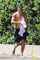 Derek Hough : derek-hough-1484416450.jpg