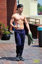 Derek Hough : derek-hough-1526144605.jpg