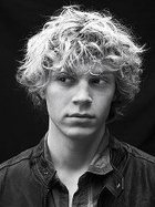 Evan Peters : evan-peters-1324496179.jpg