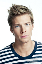 Hunter Parrish : hunter-parrish-1383692032.jpg