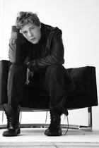 Hunter Parrish : hunter_parrish_1297031609.jpg