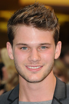 Jeremy Irvine : jeremy-irvine-1334615209.jpg