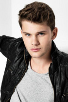 Jeremy Irvine : jeremy-irvine-1334687098.jpg