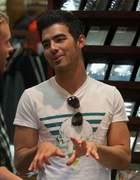 Joe Jonas : joe-jonas-1319120617.jpg