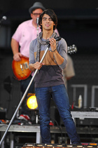 Joe Jonas : joejonas_1227199594.jpg