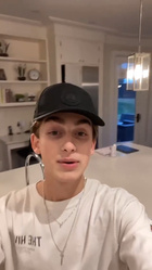 Johnny Orlando : johnny-orlando-1606515749.jpg