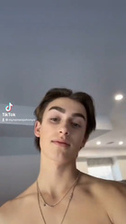 Johnny Orlando : johnny-orlando-1610924341.jpg