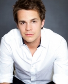 Johnny Simmons : johnny-simmons-1338999562.jpg