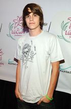 Johnny Simmons : johnny_simmons_1300956624.jpg