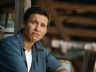 Jonathan Taylor Thomas : jttwalking36.jpg